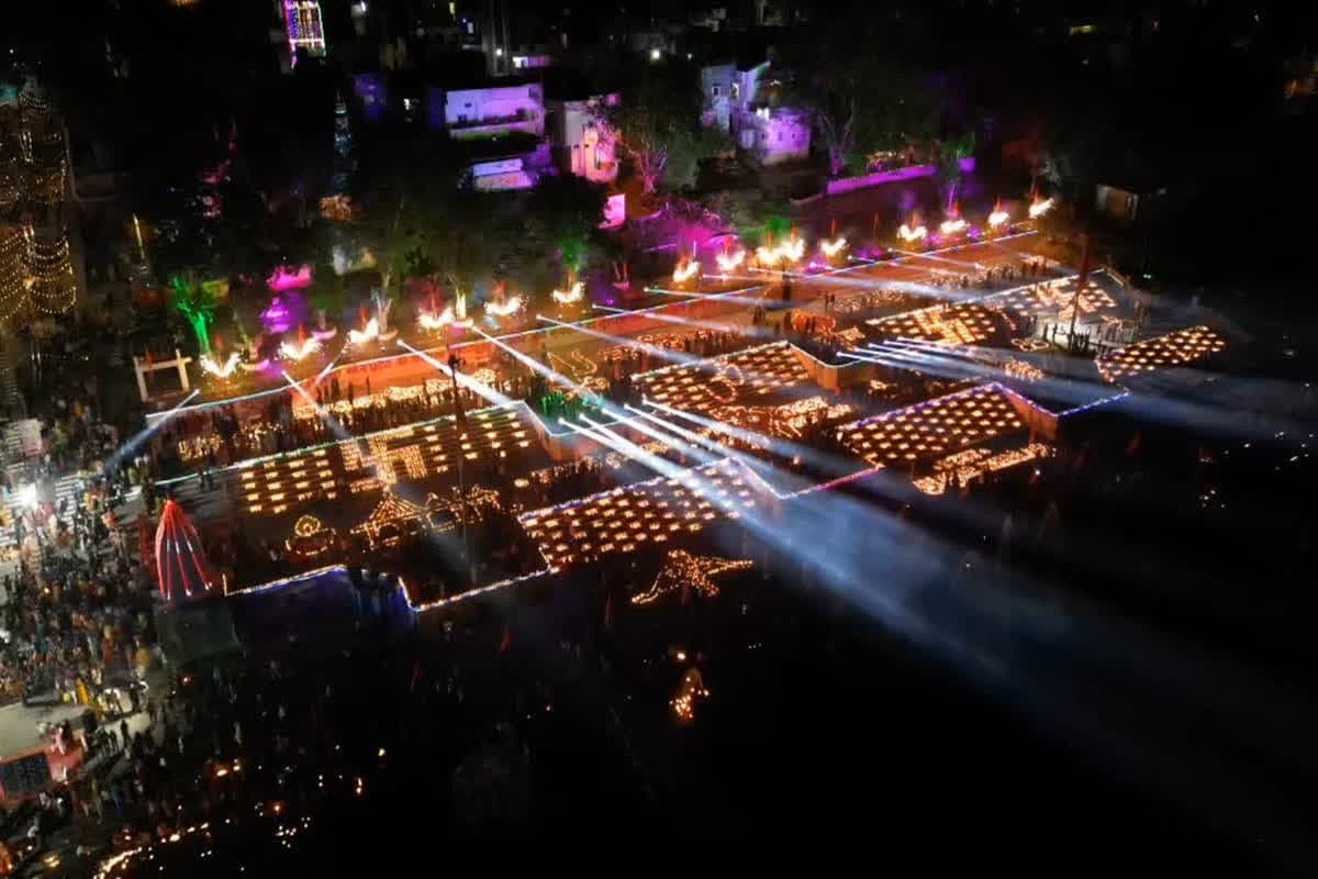 Baikunth Chaturdashi In Khargone: बैकुंठ चतुर्दशी पर 31 हजार दीपों से जगमगाया नर्मदा घाट, दीपक की झिलमिल रोशनी ने श्रद्धालुओं को किया आकर्षित