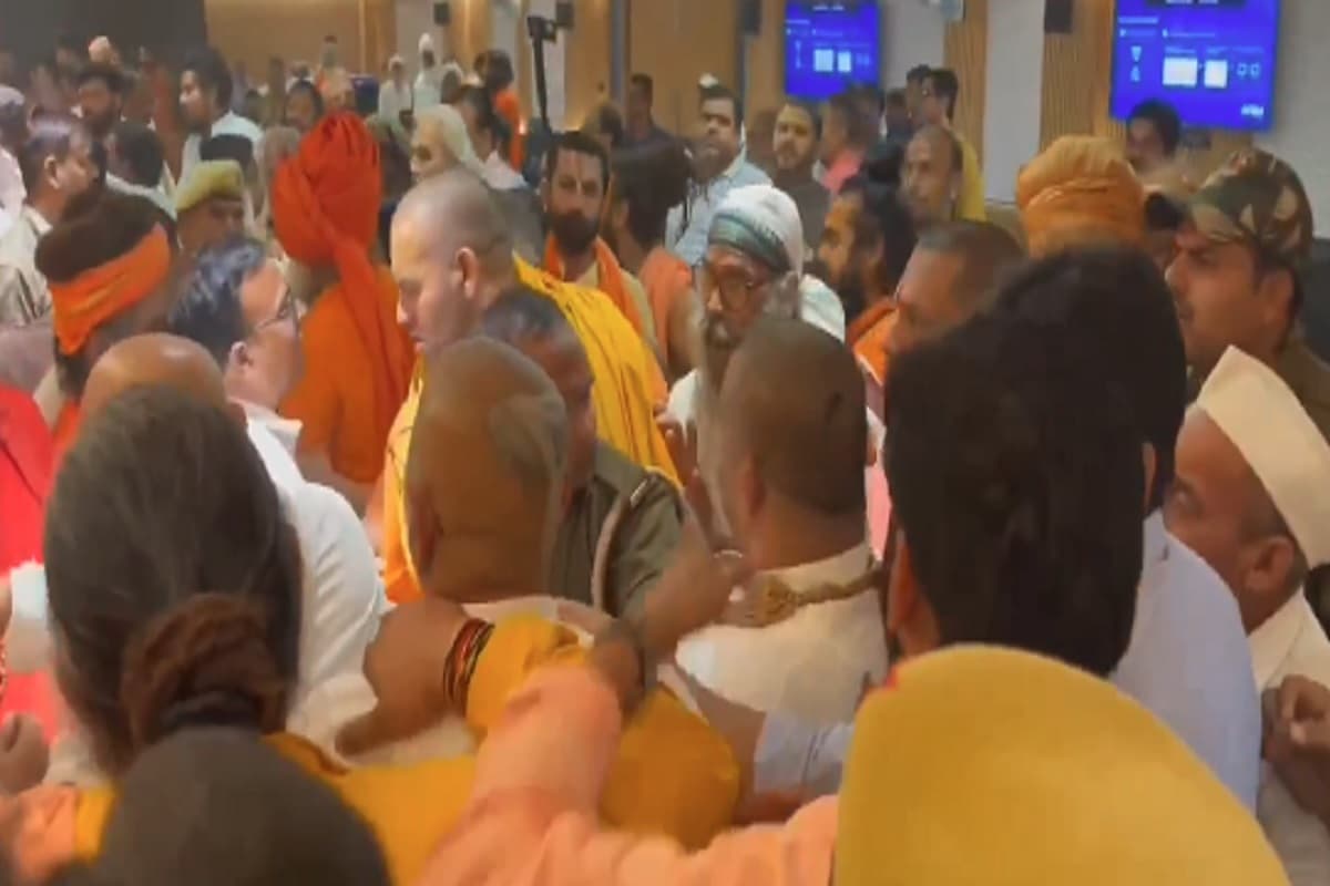 Maha Kumbh 2025: प्रयागराज में अखाड़ा परिषद की बैठक में हंगामा, साधु-संतों के बीच चले लात-घूसे, एक दूसरे पर बरसाए थप्पड़