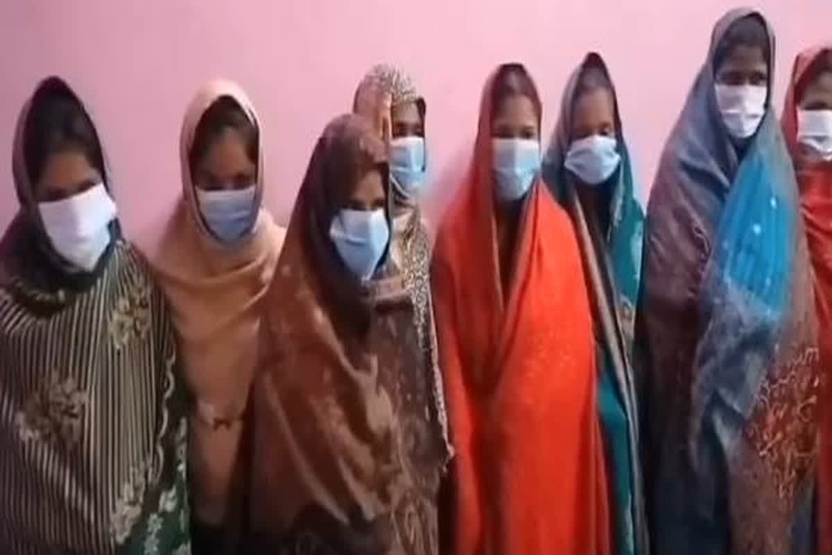 Varanasi Chain Snatching: पंडित प्रदीप मिश्रा के कार्यक्रम में दर्जनों महिलाओं के साथ हुआ ये कांड, 15 आरोपी महिलाएं गिरफ्तार