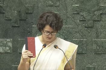 Priyanka Gandhi Oath: प्रियंका गांधी ने ली सांसद पद की शपथ, दिया बड़ा संदेश, हाथ में लिए रहीं संविधान की किताब