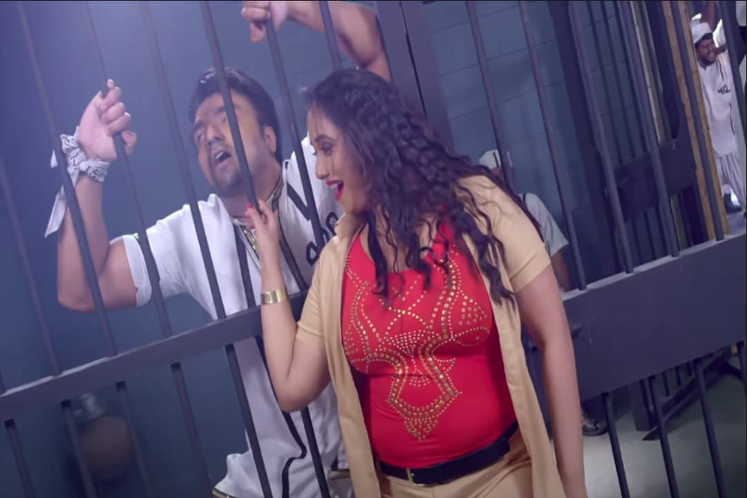 Rani Chatterjee Video : पुलिस की वर्दी में अचानक जेल पहुंची एक्ट्रेस रानी चटर्जी.. देखकर हर कोई हुआ हैरान, वीडियो देख आपको भी नहीं होगा यकीन