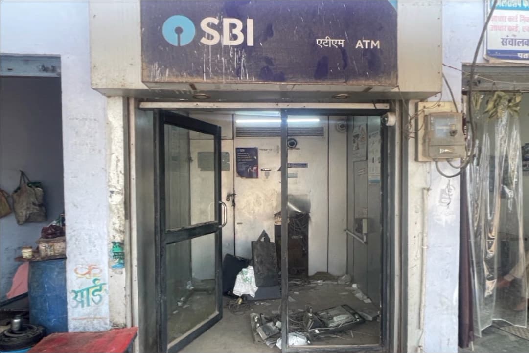 ATM Machine Theft : नहीं निकले पैसे तो ATM ही उखाड़कर ले गए चोर, CCTV खंगाल रही पुलिस, बदमाशों की तलाश जारी