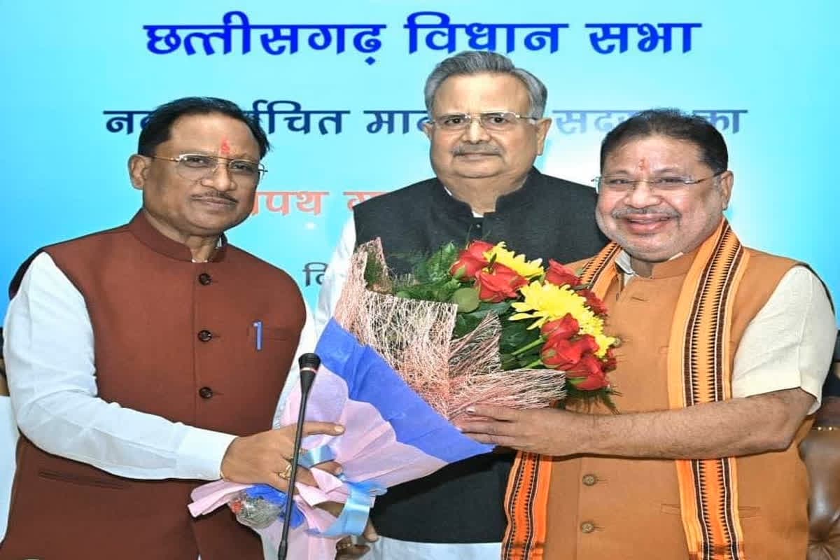 Sunil Soni Oath Ceremony: विधानसभा अध्यक्ष डॉ. रमन सिंह ने नवनिर्वाचित विधायक सुनील सोनी को दिलाई शपथ, सीएम साय भी रहे मौजूद