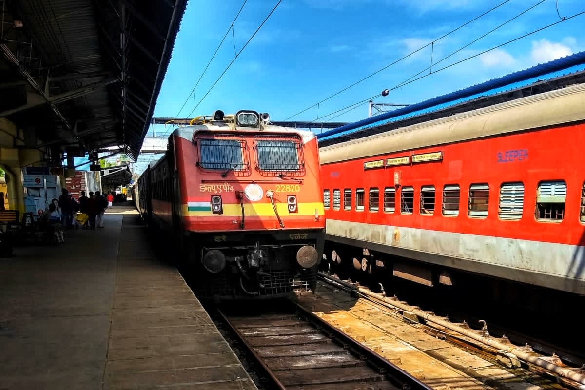 Train Cancelled: यात्रीगण कृपया ध्यान दें…छठ पूजा से पहले रेलवे ने इन ट्रेनों को किया रद्द, सफर में जाने से पहले देखें लिस्ट