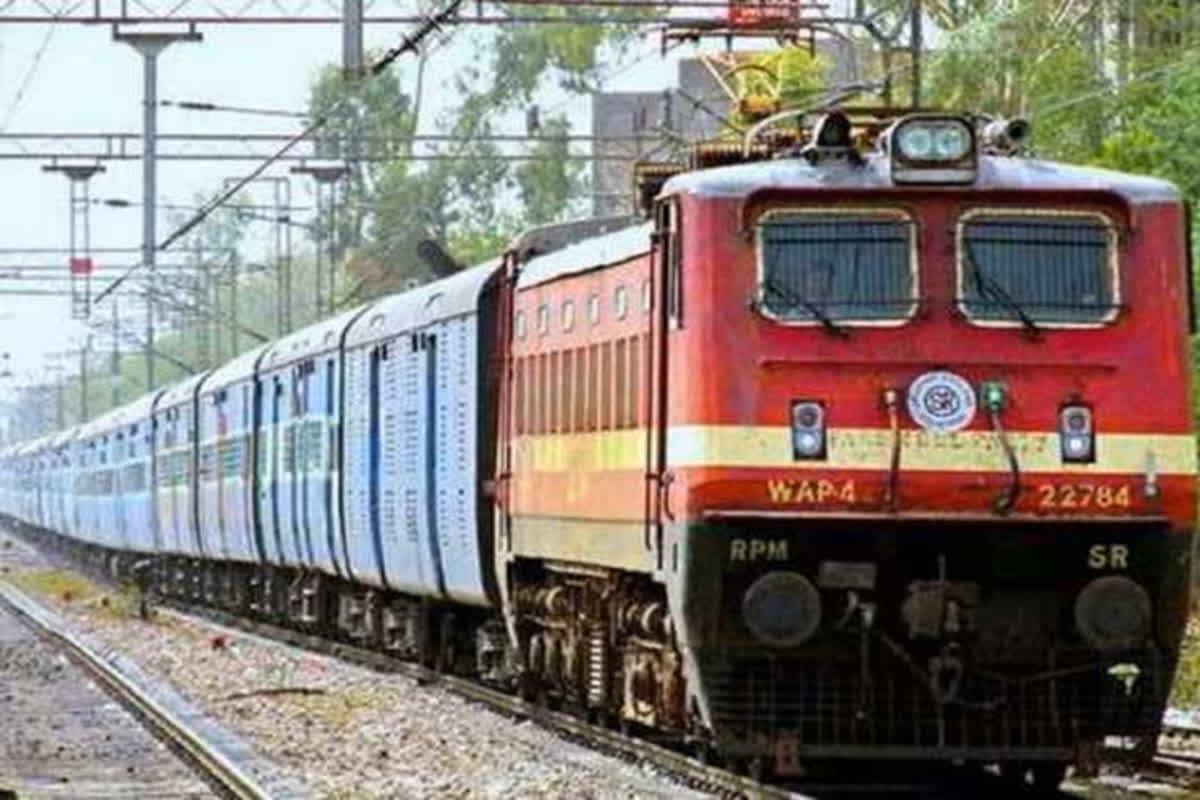 Train Cancelled: फिर बढ़ी रेल यात्रियों की मुश्किलें… रेलवे ने एक साथ कई ट्रेनों को किया रद्द, घर से निकलने से पहले पढ़ें ये खबर