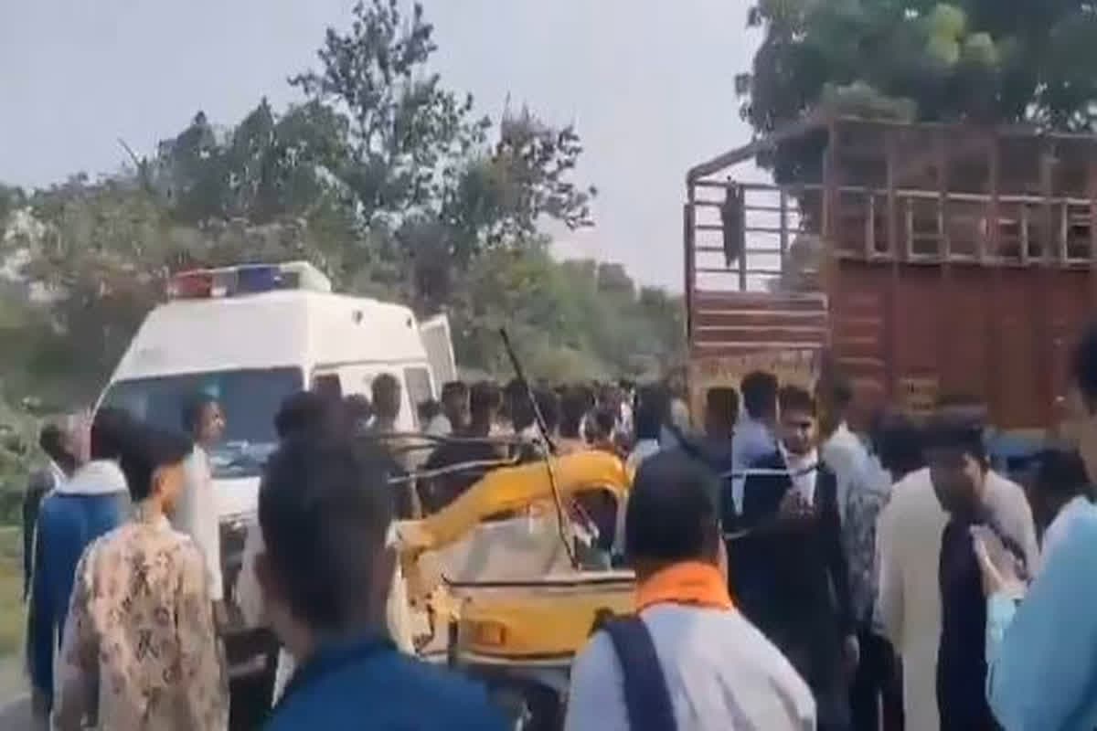 Hardoi Road Accident: भीषण सड़क हादसे में 3 बच्चों समेत 10 लोगों की मौत, ट्रक और ऑटो में हुई भिड़ंत