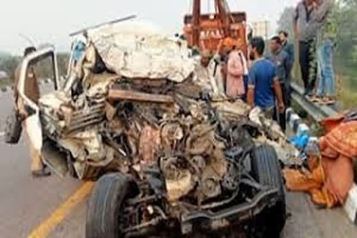 Agra-Lucknow Road Accident: फिर दिखा रफ्तार का कहर… खड़े स्कॉर्पियो से टकराई ट्रेलर, हादसे में पिता समेत दो बेटों की दर्दनाक मौत
