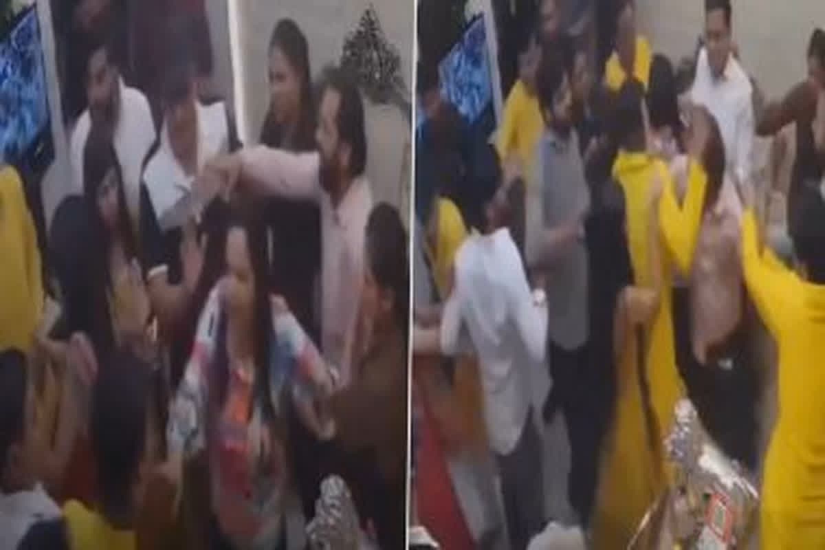 Viral Video : 300 रुपए के लिए ब्यूटी पार्लर में चले लात-घूंसे, वीडियो देख आप भी हो जाएंगे हैरान