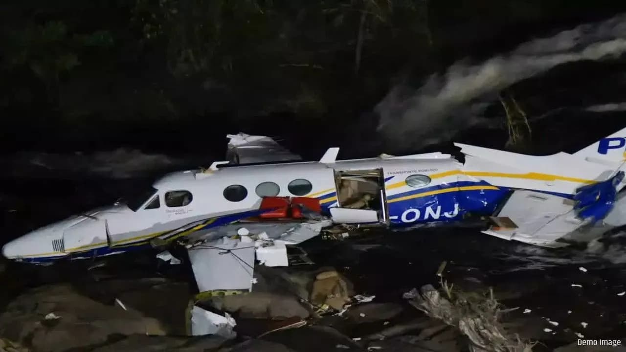 Plane Crash Latest Update : चिमनी से टकराकर दुकान पर गिरा विमान.. इस हादसे में 10 लोगों की मौत, राष्ट्रपति ने व्यक्त की संवेदनाएं