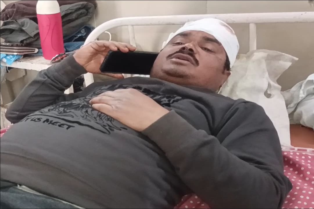 BJP Vidhayak Ke Driver Ne Kiya Hamla : बीजेपी विधायक के ड्राइवर ने व्यक्ति पर किया हमला.. सिर पर आईं गंभीर चोटें, घायल का अस्पताल में इलाज जारी