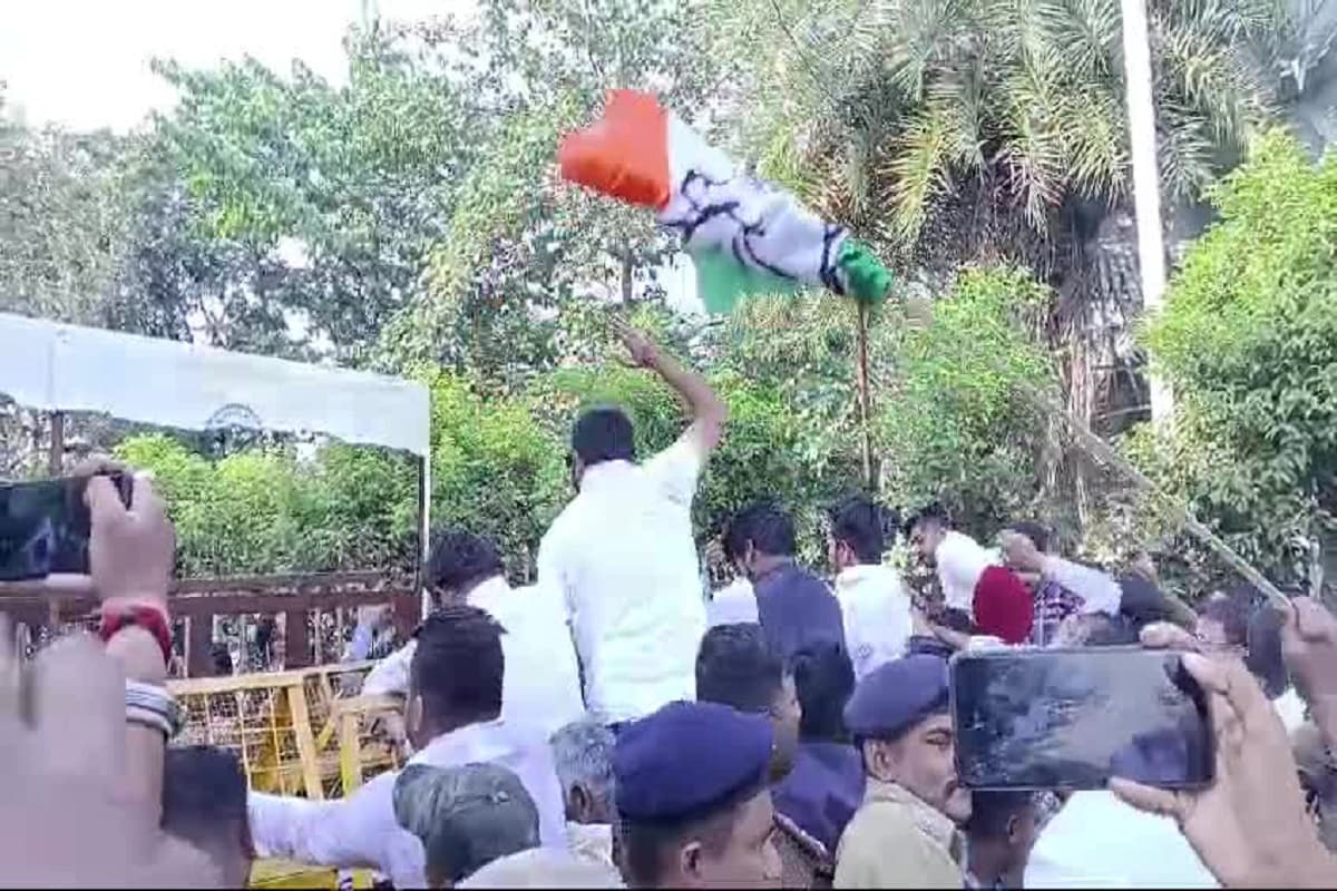 CG Congress protest : कलेक्ट्रेट में बैरीकेड तोड़कर अंदर घुसे कांग्रेस कार्यकर्ता, पुलिस के साथ हुई जमकर झूमाझटकी