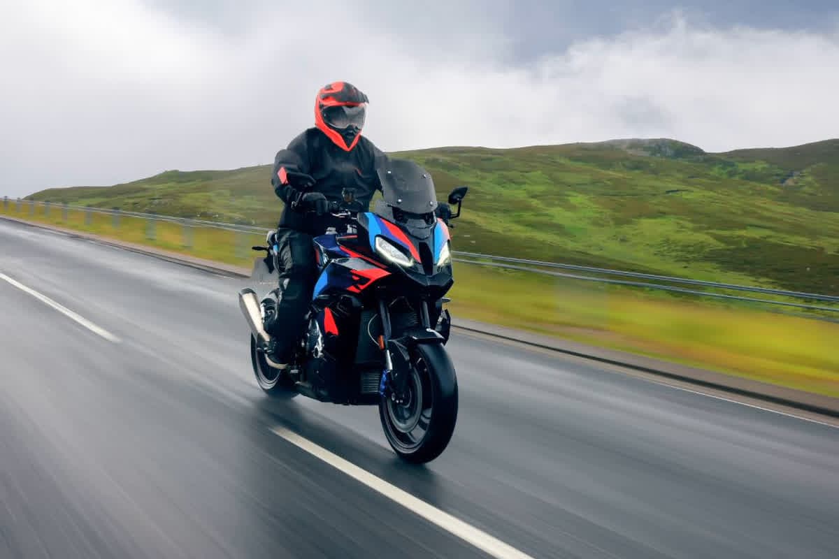 New Traffic Rules For Bikers: बाइकर्स के लिए जरुरी खबर… अब हमेशा साथ में रखने होंगे ऐसे दो हेलमेट, सरकार ने लाया नया नियम
