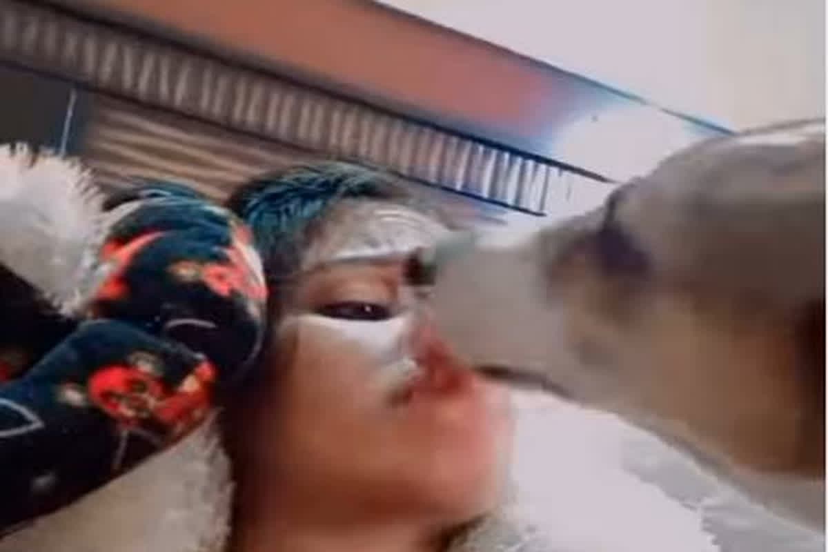 Desi Sexy Bhabhi Romance with Dog: कुत्ते के साथ रोमांस करते देसी भाभी ने बनाया वीडियो, बेडरूम में दी पति की जगह