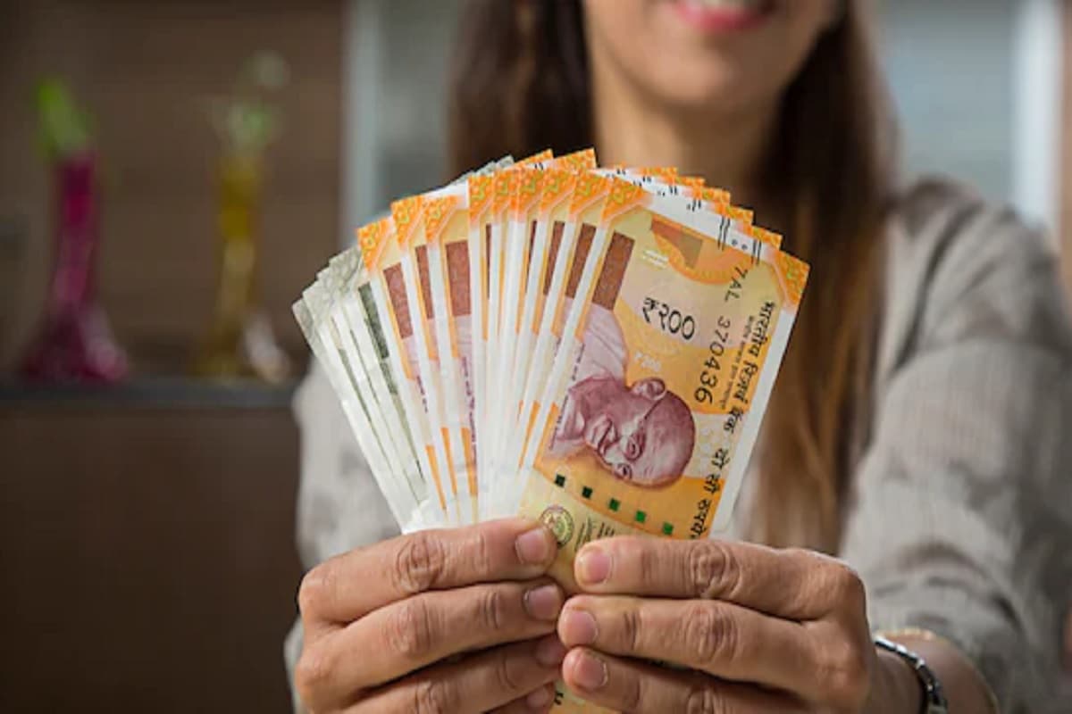 Loan Interest Rate: लोन लेने वालों के लिए खुशखबरी, इन बैंकों ने कम की ब्याज दरें, जानें कब से होगी लागू