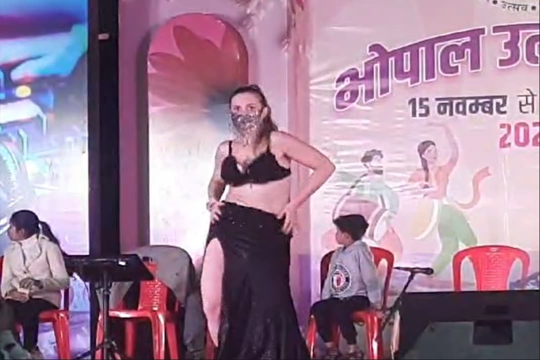 Russian Dancer Video Viral : भोपाल उत्सव मेले में रशियन डांसर ने लगाए ठुमके.. बेली डांस कर लोगों पर गिराईं बिजलियां, संस्कृति बचाओ मंच ने लगाए ऐसे आरोप