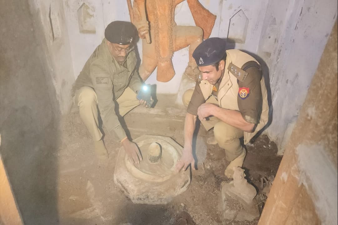 Sambhal Shiv Mandir : खुल गया 46 साल से बंद भगवान शिव का मंदिर.. हिंदुओं के पलायन के बाद मुस्लिम समुदाय का था कब्जा, DM और SP ने खुलवाया