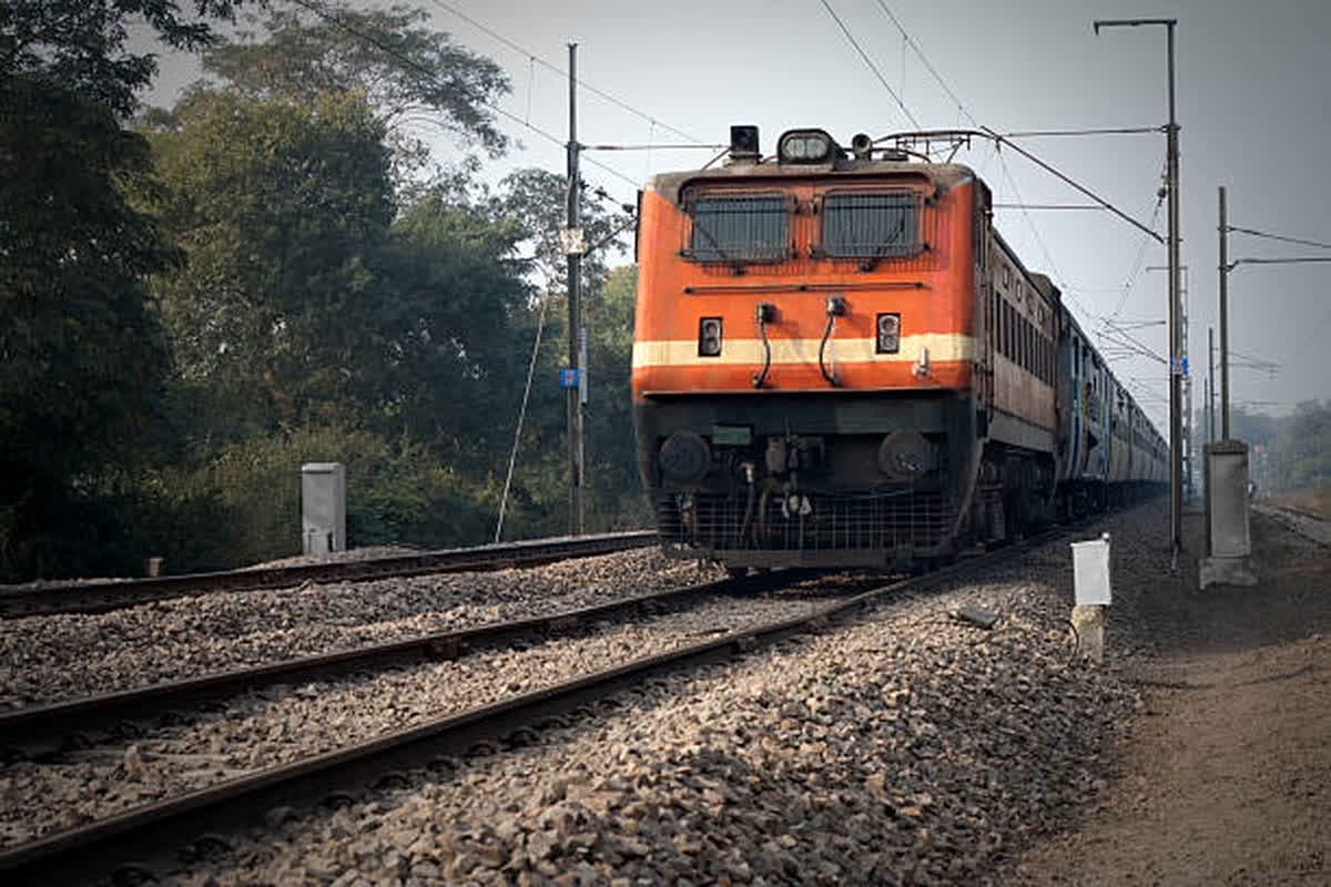 Train Cancelled Latest News: कहीं इन गाड़ियों में तो नहीं आपका टिकट? रेलवे ने एक साथ कई ट्रेनों को कर दिया है रद्द, यहां देखें पूरी सूची