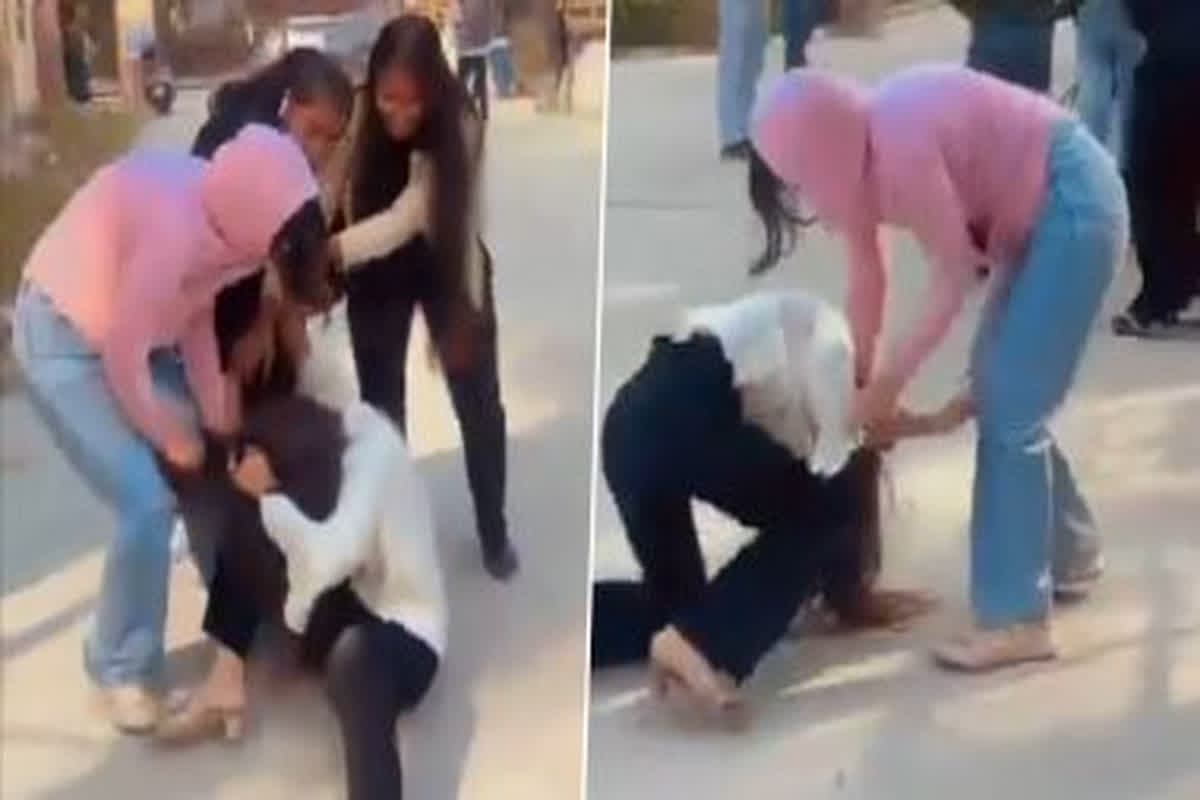 Girls Fighting Viral Video: दो छात्राओं के बीच कॉलेज परिसर में हुई मारपीट, एक-दूसरे को बाल पकड़कर पीटा, देखें वायरल वीडियो