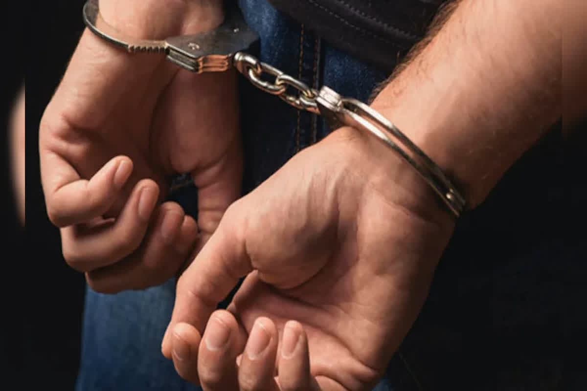 Indore News: एमबीए छात्रा पर हमला करने वाला आरोपी गिरफ्तार, पुलिस ने जुलूस निकाल कर कोर्ट में किया पेश