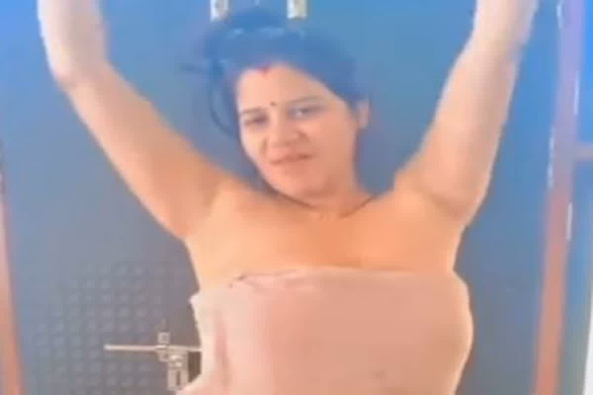 Desi Bhabhi Bathroom Sexy Video : बिना ब्रा पैंटी पहने बाथरूम से बाहर निकली देसी भाभी, टॉवेल लपेटकर करने लगी डांस