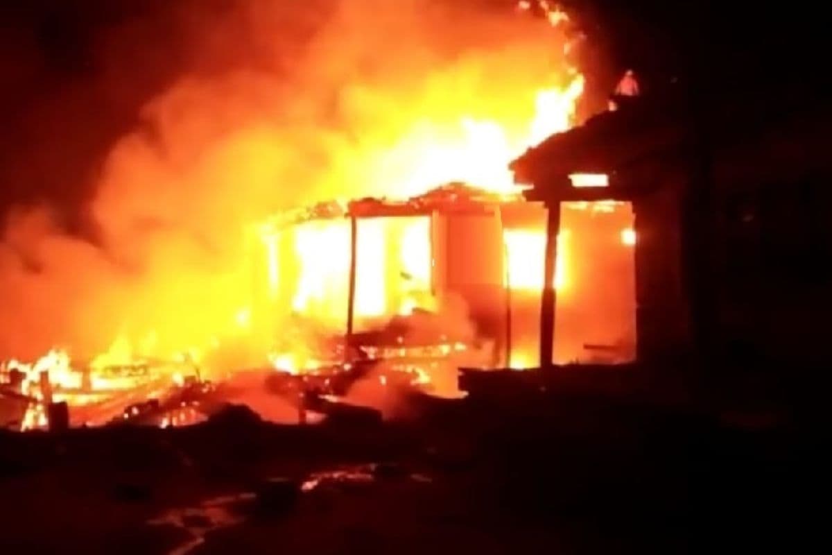 100 sheep died in a fire: गौशाला में लगी भीषण आग.. तड़प-तड़प कर 100 भेड़ों की मौत, मालिक ने लगाई मदद की गुहार