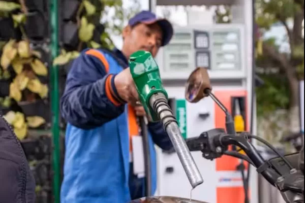 Petrol Diesel Price News Today: पेट्रोल 82 और डीजल 78 रुपए हुआ लीटर, भारत-पाकिस्तान के बीच तनाव के बीच सस्ता हुआ ईंधन