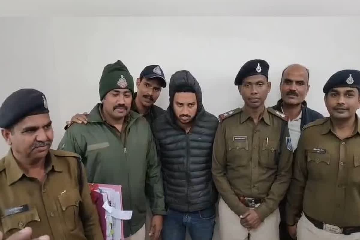 Fake Policeman Arrested : नकली पुलिस आरक्षक का पर्दाफाश, दर्जनों लोगों से लाखों रुपए की ठगी, अब चढ़ा पुलिस के हत्थे