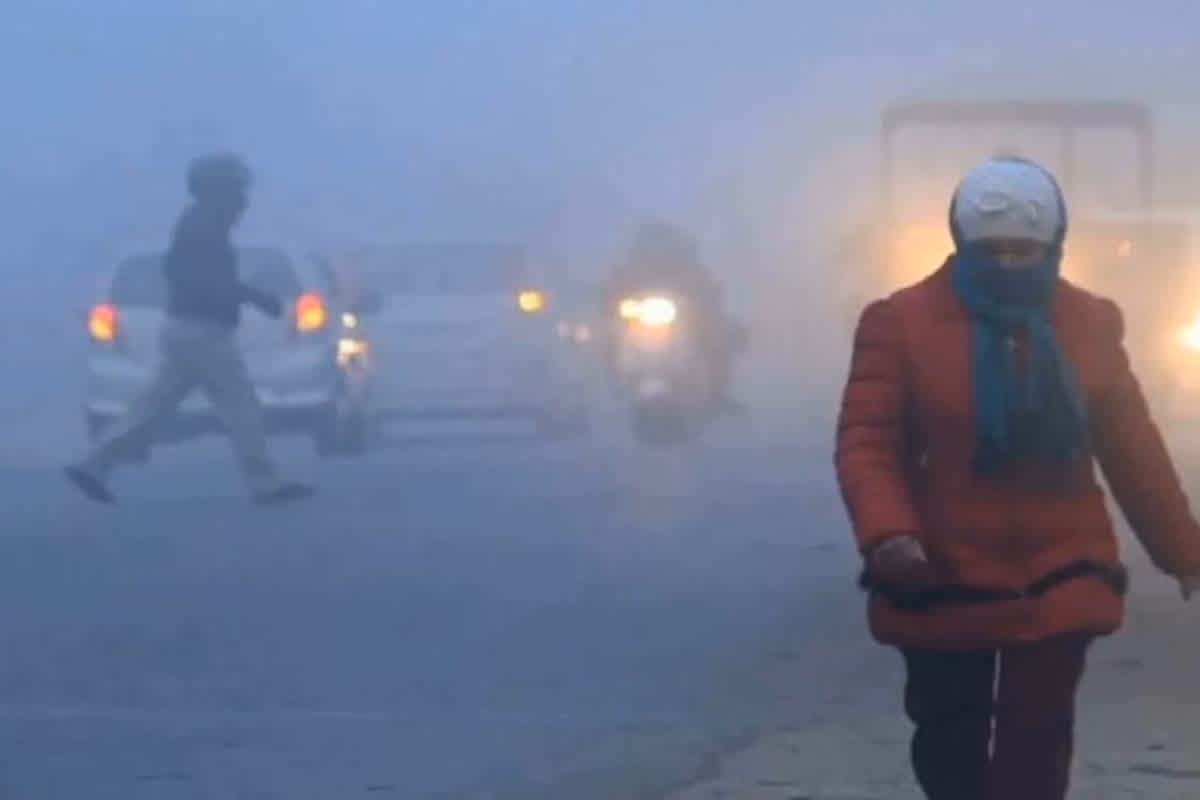 Aaj ka Mausam: कड़ाके की ठंड के बीच बारिश और बर्फबारी का कहर, मध्यप्रदेश-उत्तरप्रदेश समेत 12 राज्यों में कोहरे का अलर्ट जारी