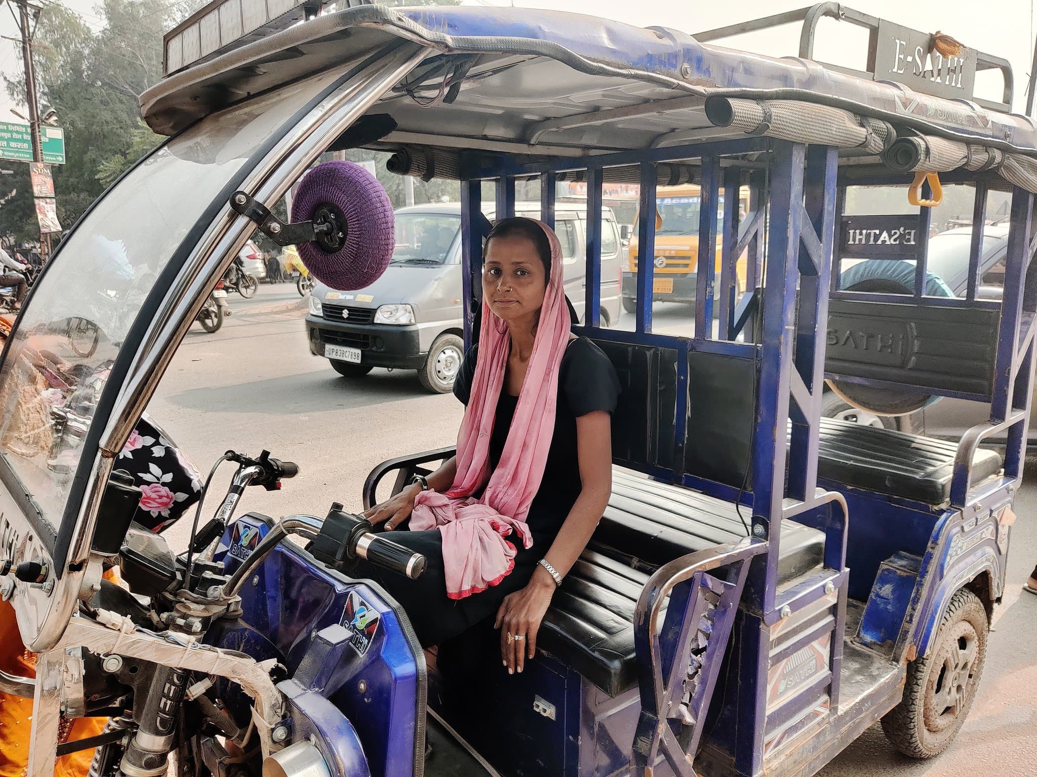 E-Rickshaw Didi Aarti in Bhind: पति की मौत के बाद भी नहीं डिगा हौसला, परिवार चलाने के महिला कर रही है ये काम, देश भर में हो रही है चर्चा