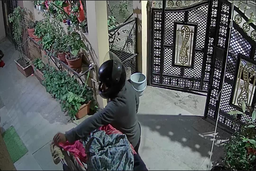 Mahilao Ke Undergarments Chori Ka Video : राजधानी में चोरी का अनोखा मामला आया सामने.. चोर चुरा रहा महिलाओं के अंडरगारमेंट, कॉलोनी में दहशत का माहौल
