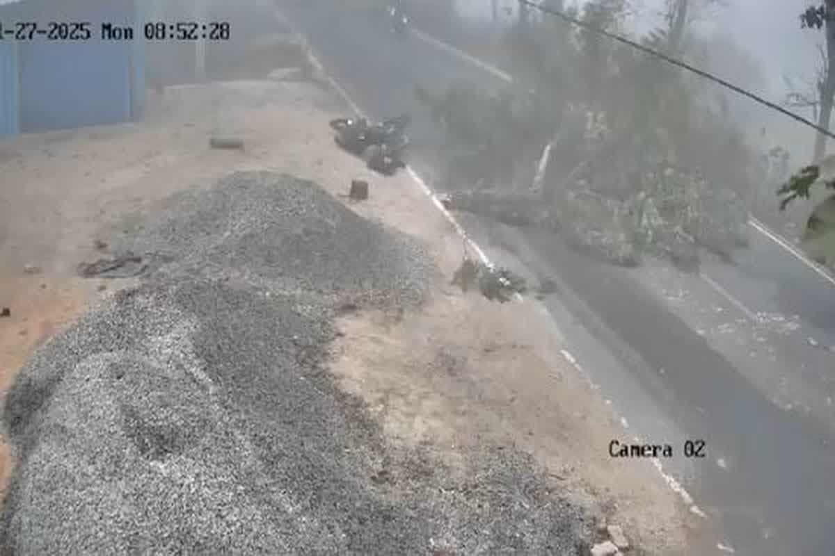 Today Accident News: एक ही बाइक पर स्कूल जा रहे शिक्षक-शिक्षिका पर गिरी पेड़ की डाली, मौके पर ही शिक्षिका की मौत, हादसे का लाइव वीडियो आया सामने