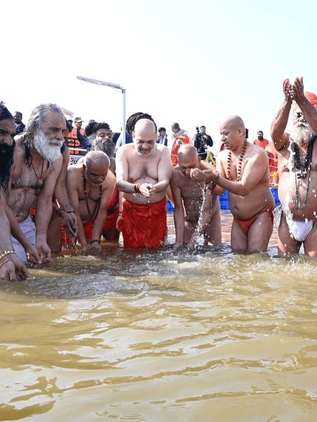 Amit Shah in Mahakumbh: गृहमंत्री अमित शाह ने प्रयागराज त्रिवेणी संगम पर लगाई पुण्य की डुबकी, सीएम योगी और बाबा रामदेव भी रहे मौजूद