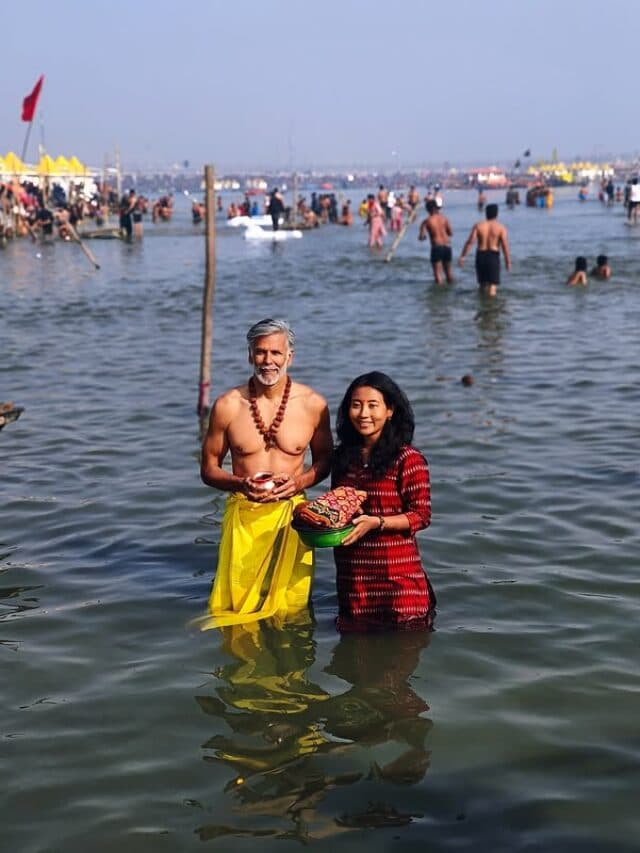 Milind Soman At Mahakumbh: प्रयागराज पहुंचकर मिलिंद सोमन ने पत्नी के साथ लगाई आस्था की डुबकी, तस्वीरें आई सामने