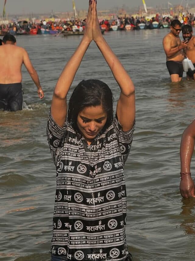 Poonam Pandey kumbh Snan: एक्ट्रेस पूनम पांडे प्रयागराज महाकुंभ पहुंचकर त्रिवेणी संगम पर लगाई आस्था की डुबकी, देखें तस्वीरें