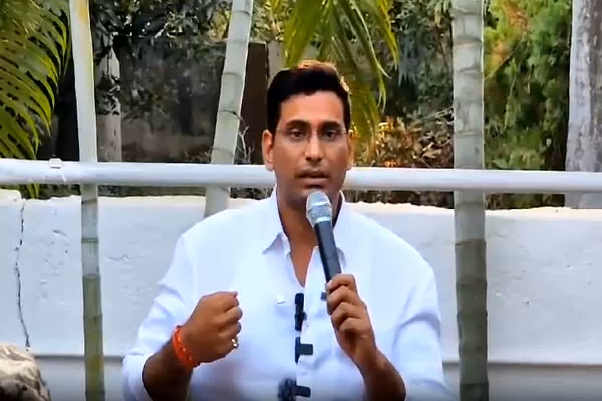 FIR Against MLA Devendra Yadav: छत्तीसगढ़ में इस कांग्रेस विधायक सहित 17 लोगों के खिलाफ FIR दर्ज, मंत्री के बेटे ने की शिकायत, मामला जानकर आप भी हो जाएंगे हैरान