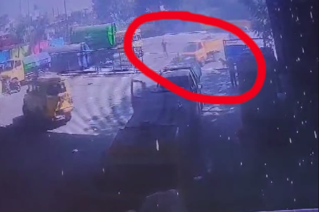 Indore Accident News : कचरा वाहन ने तीन निगमकर्मियों को मारी टक्कर, 1 की मौत और दो घायल, सामने आया CCTV वीडियो