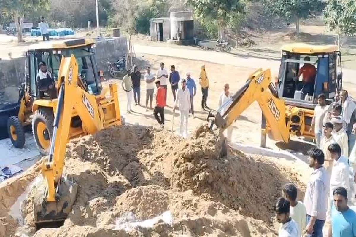Rajasthan Latest News: JCB से बना महाप्रसाद, थ्रेसरों मशीन से तैयार हुई 400 क्विंटल चूरमा, इस धाम में गजब ढंग से तैयार होता है प्रसाद
