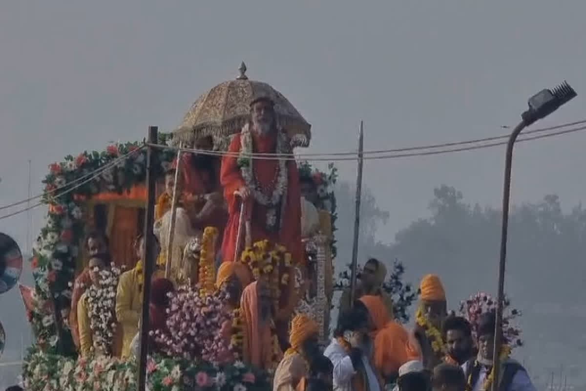 Mahakumbh 2025: महाकुंभ में महामंडलेश्वरों के लिए बने अलग कॉटेज, पहले दिन के शाही स्नान में एक लाख से भी अधिक साधु संत होंगे शामिल