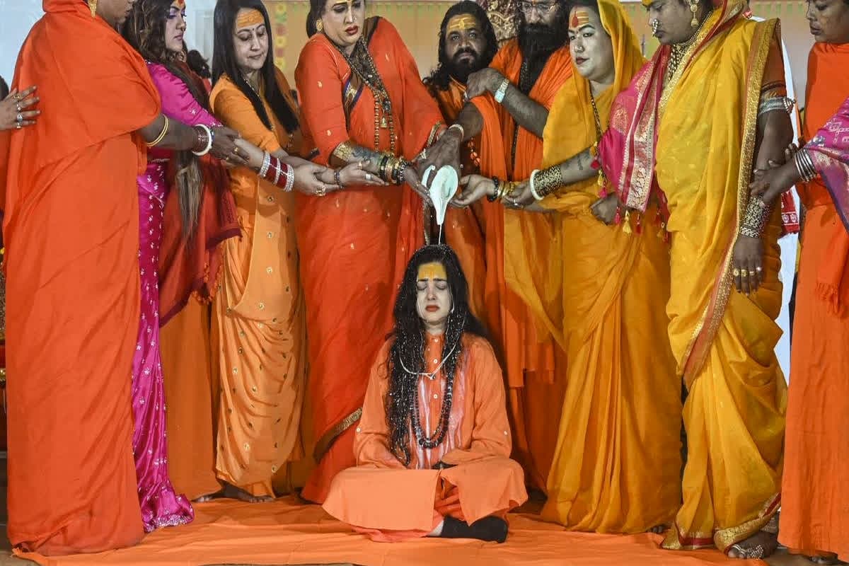 Kinnar Akhada: ममता कुलकर्णी पर कार्रवाई को लेकर बड़ी खबर, पवित्र आनंद गिरि ने IBC24 से फोन में की बात, जानें पद से हटाने को लेकर क्या कहा?