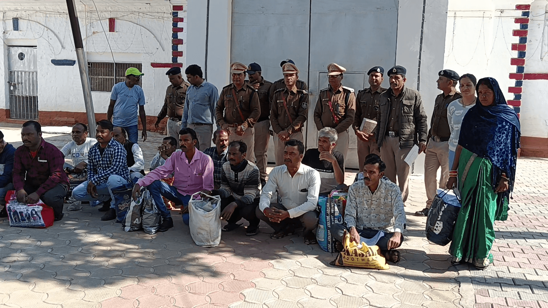 Prisoners released from jail in rewa : सिंगल क्राइम और अच्छे आचरण वाले बंदियों को मिली रिहाई, अपनों को देख छलके आंसू