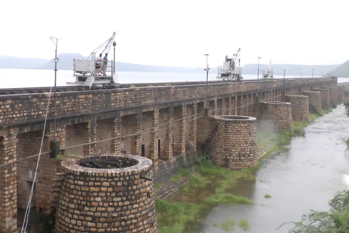 Tighra Floating Solar Power Plant: इस बांध में बनेगा फ्लोटिंग सोलर प्लांट, सभी निकायों को सस्ते दर में मिलेगी बिजली, विभाग ने पत्र लिखकर मांगी जानकारी, जानिए पूरा प्लान