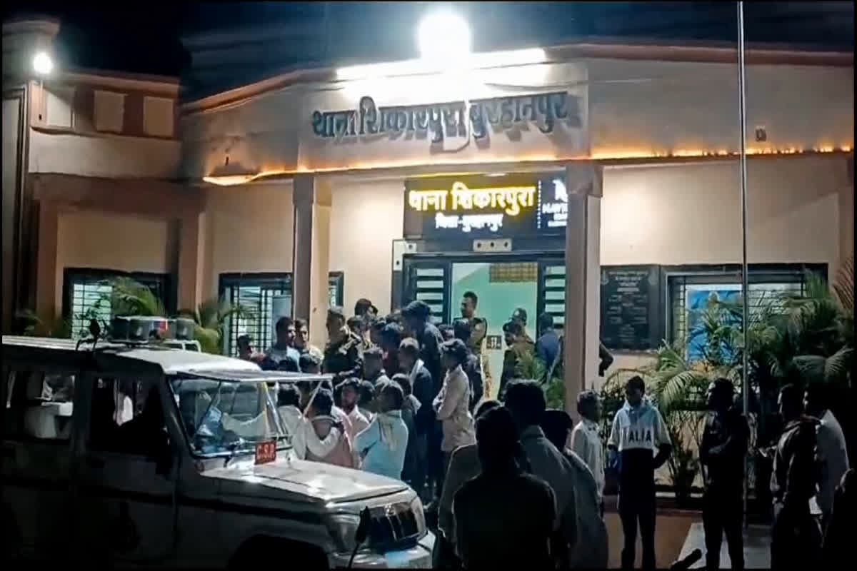 Burhanpur Gauvansh : गांव में नंदी बैल के लापता होने से मचा हड़कंप, ग्रामीणों ने की थाने का घेराव, पुलिस को मिला गोवंश का अवशेष