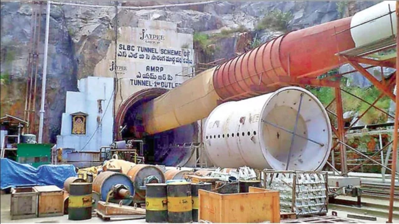 Telangana Tunnel Collapse News: तेलंगाना में हुआ बड़ा टनल हादसा.. सुरंग ढहने से फंसे 8 लोग, बचाव अभियान जारी