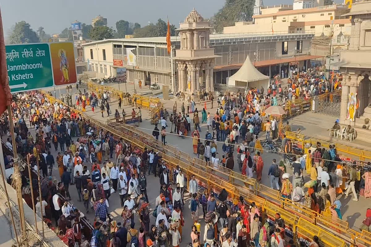 Ayodhya News: प्रयागराज के बाद अयोध्या में उमड़ा भक्तों का जनसैलाब, रामलला के दर्शन करने लाखों की संख्या में पहुंचे श्रद्धालु
