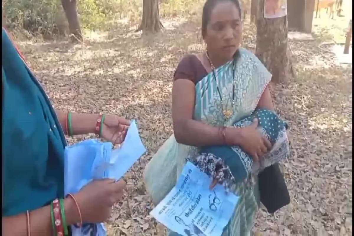 Chhattisgarh Panchayat elections 2025: पंचायत चुनाव से पहले गांव में पैसे बांटते हुए पकड़ी गईं महिलाएं, वीडियो वायरल