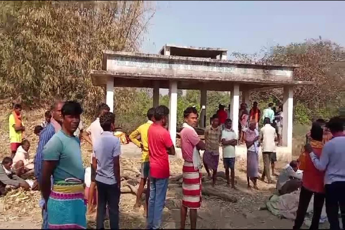 CG Crime news: बुजुर्ग की हत्या कर पांच और लोगों को दी मौत की धमकी, खुद को कलयुग का कल्कि अवतार बताकर दीवार पर लिखी खास बात