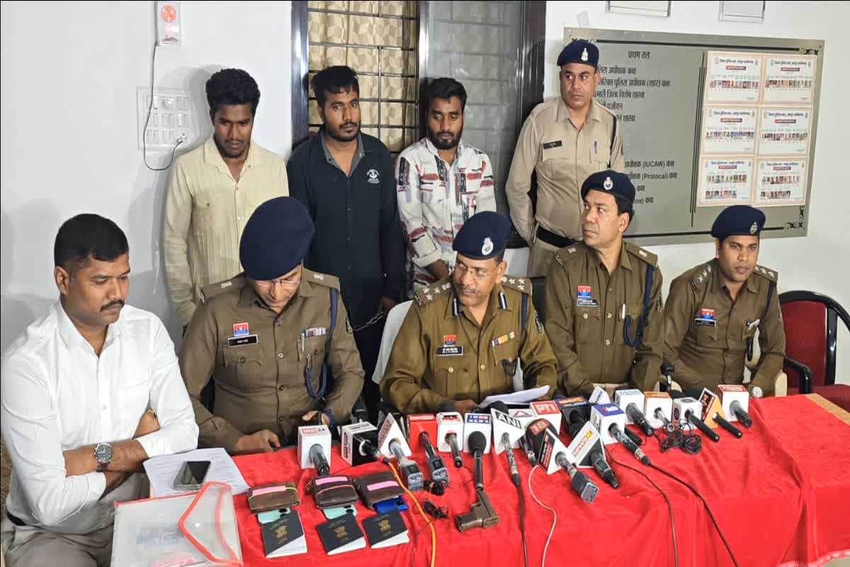 Bangladeshi infiltrators In Raipur : रायपुर में 4 साल से छिपे रहे बांग्लादेशी घुसपैठिए, फर्जी डॉक्यूमेंट्स से बने भारतीय, मास्टरमाइंड शेख अली फरार, लुकआउट सर्कुलर जारी, खुले कई राज