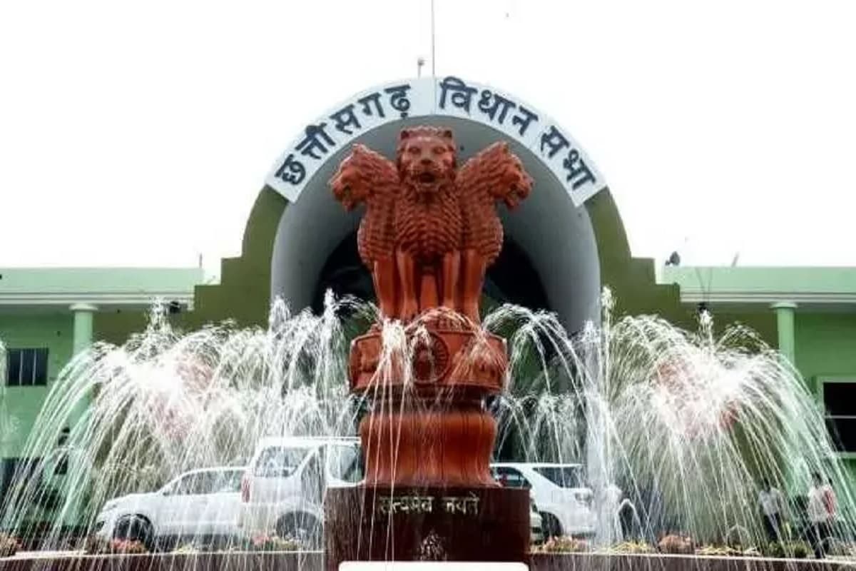 CG Vidhan Sabha Budget Session: विधानसभा में गूंजा लोफंदी में लोगों की मौत का मामला, सरकार के जवाब से असंतुष्ट दिखे कांग्रेस विधायक, सदन से किया बहिर्गमन