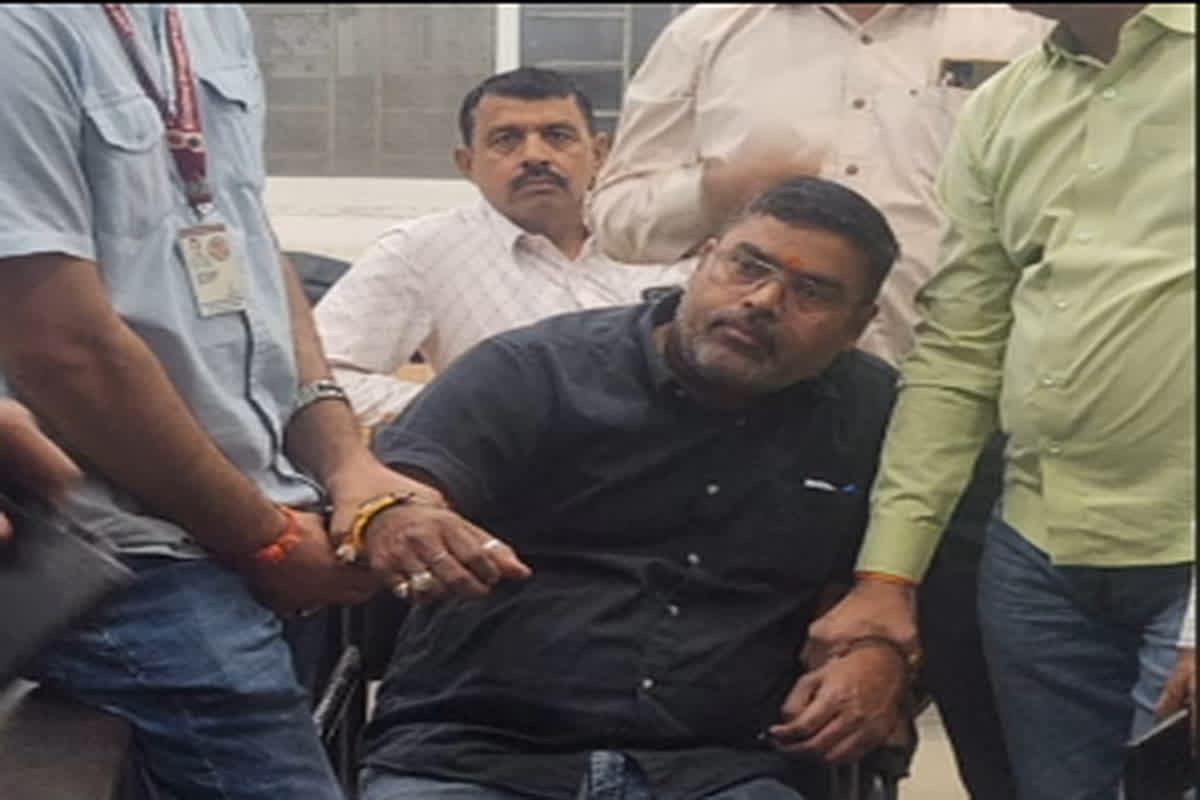 Dhar Bribery Case : EOW ने पटवारी को रिश्वत लेते रंगे हाथ पकड़ा, इस चीज के लिए मांगे थे लाखों रुपए, जानें क्या है मामला?