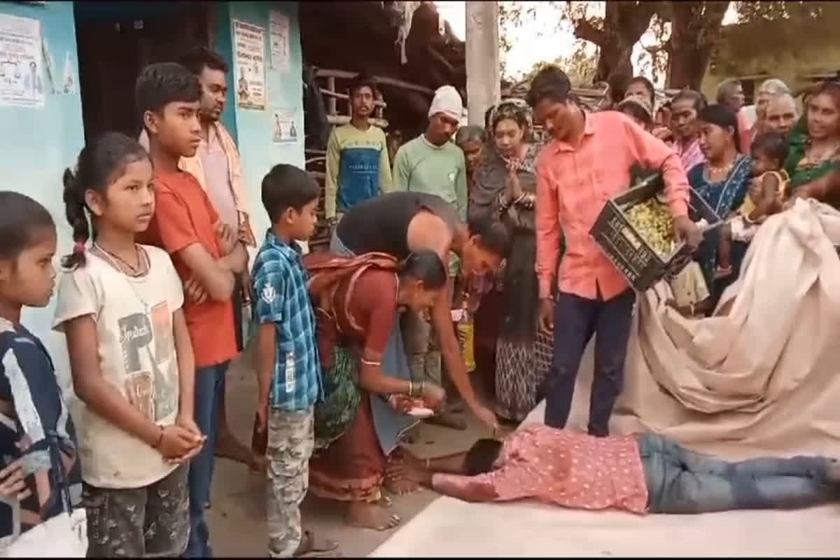 Gariaband Panchayat Election Prachar : एक-एक वोट के लिए जद्दोजदह! मतदाता के चरणों पर लेट गया पंच प्रत्याशी, चुनाव प्रचार का अनोखा देख रह जाएंगे हैरान